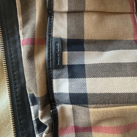 Burberry Leather Bag.Like new condition - Picture 8 of 15
